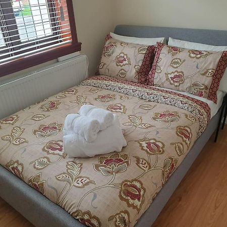 London Luxury 6 Bedroom Family House Sleeps 12 People Parking For 4 Cars Close To Tube. Chigwell Zewnętrze zdjęcie