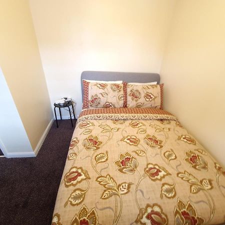 London Luxury 6 Bedroom Family House Sleeps 12 People Parking For 4 Cars Close To Tube. Chigwell Zewnętrze zdjęcie