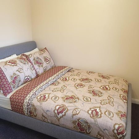 London Luxury 6 Bedroom Family House Sleeps 12 People Parking For 4 Cars Close To Tube. Chigwell Zewnętrze zdjęcie