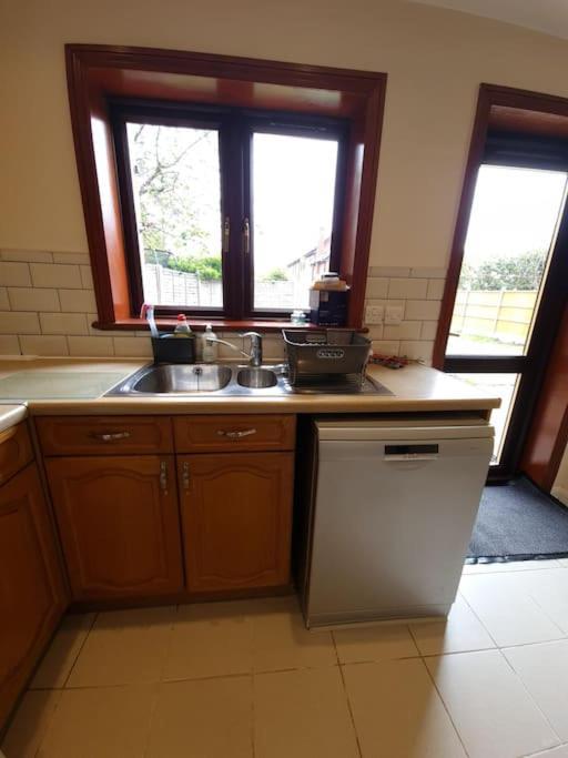 London Luxury 6 Bedroom Family House Sleeps 12 People Parking For 4 Cars Close To Tube. Chigwell Zewnętrze zdjęcie