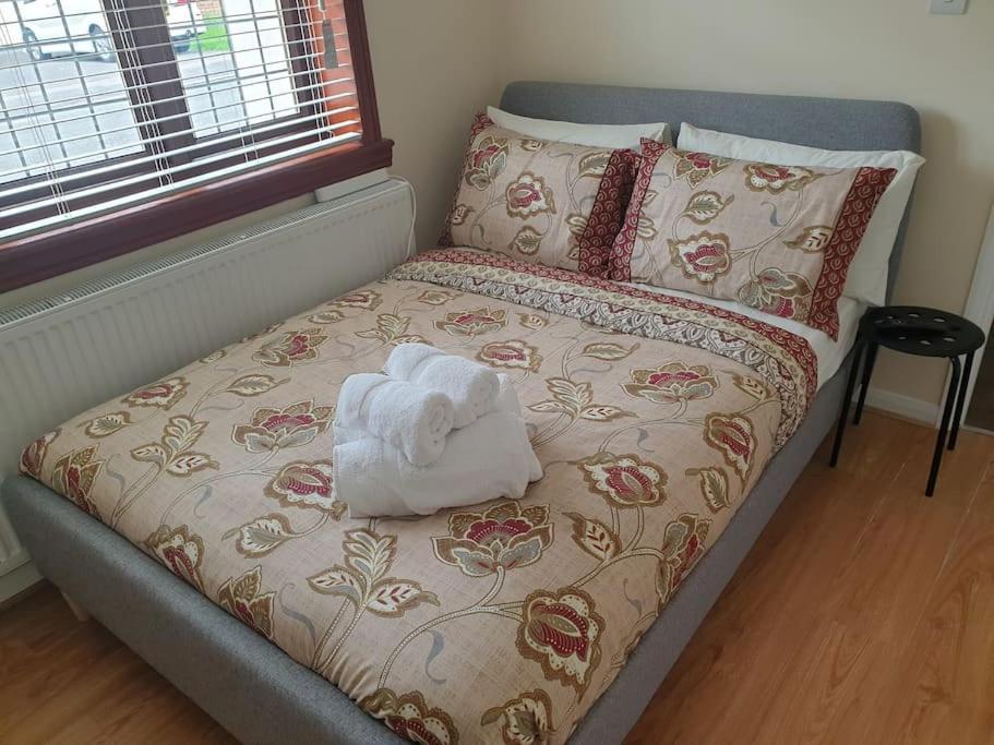 London Luxury 6 Bedroom Family House Sleeps 12 People Parking For 4 Cars Close To Tube. Chigwell Zewnętrze zdjęcie