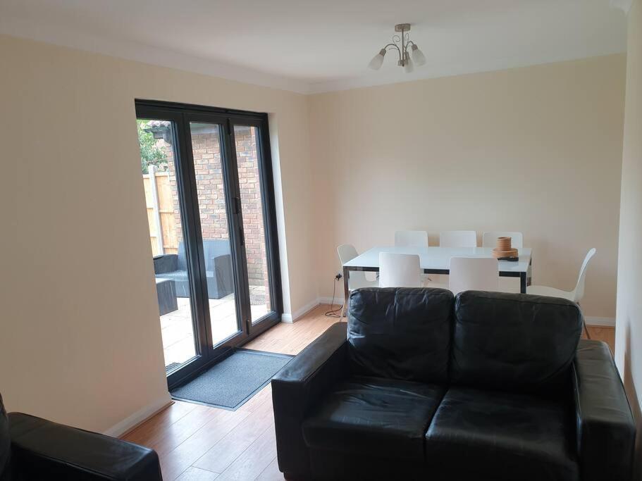 London Luxury 6 Bedroom Family House Sleeps 12 People Parking For 4 Cars Close To Tube. Chigwell Zewnętrze zdjęcie