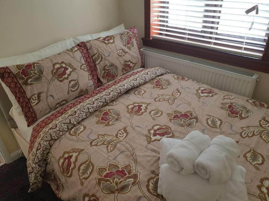 London Luxury 6 Bedroom Family House Sleeps 12 People Parking For 4 Cars Close To Tube. Chigwell Zewnętrze zdjęcie