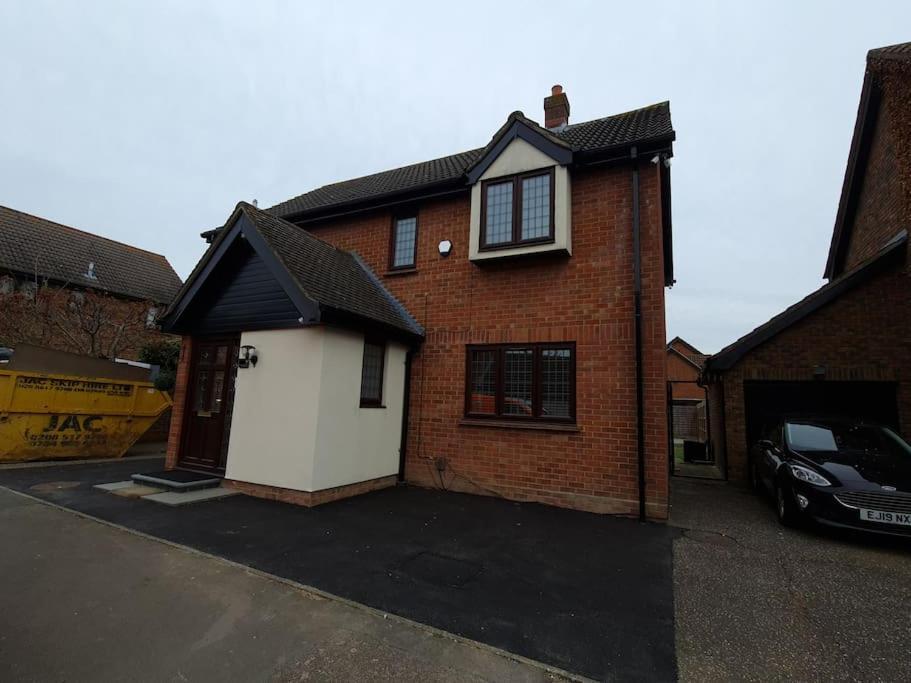 London Luxury 6 Bedroom Family House Sleeps 12 People Parking For 4 Cars Close To Tube. Chigwell Zewnętrze zdjęcie