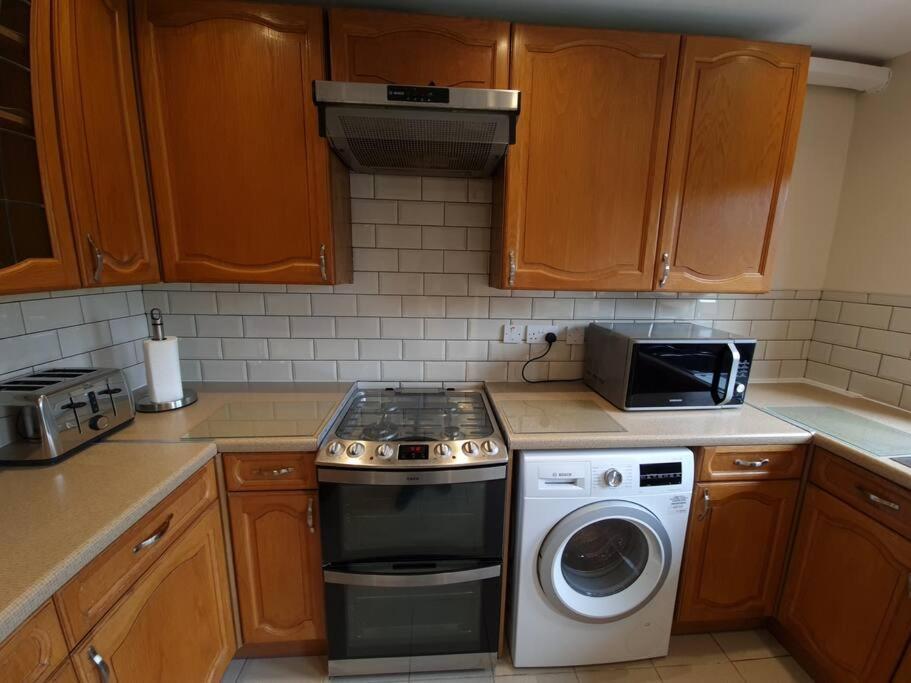 London Luxury 6 Bedroom Family House Sleeps 12 People Parking For 4 Cars Close To Tube. Chigwell Zewnętrze zdjęcie