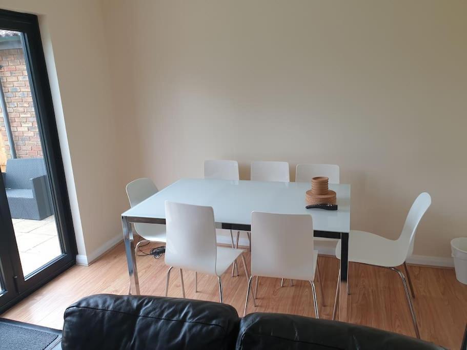 London Luxury 6 Bedroom Family House Sleeps 12 People Parking For 4 Cars Close To Tube. Chigwell Zewnętrze zdjęcie