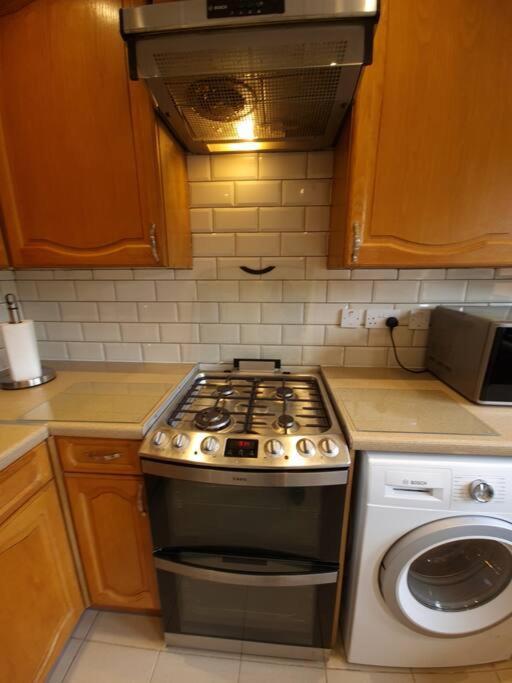 London Luxury 6 Bedroom Family House Sleeps 12 People Parking For 4 Cars Close To Tube. Chigwell Zewnętrze zdjęcie