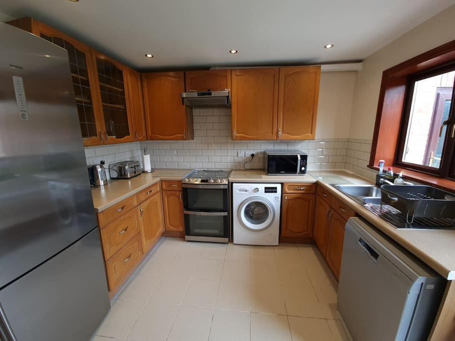 London Luxury 6 Bedroom Family House Sleeps 12 People Parking For 4 Cars Close To Tube. Chigwell Zewnętrze zdjęcie