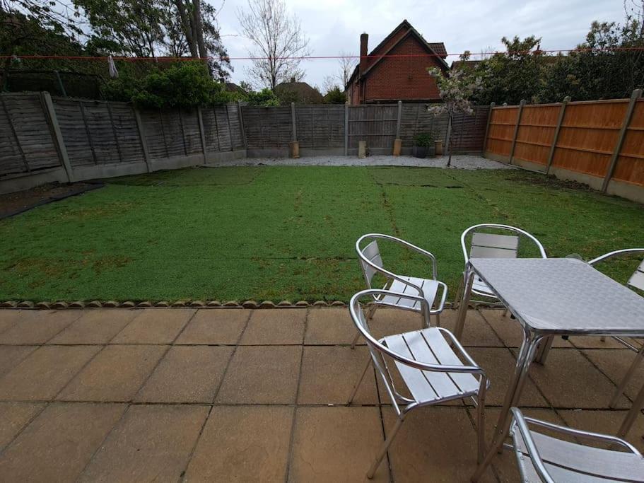 London Luxury 6 Bedroom Family House Sleeps 12 People Parking For 4 Cars Close To Tube. Chigwell Zewnętrze zdjęcie