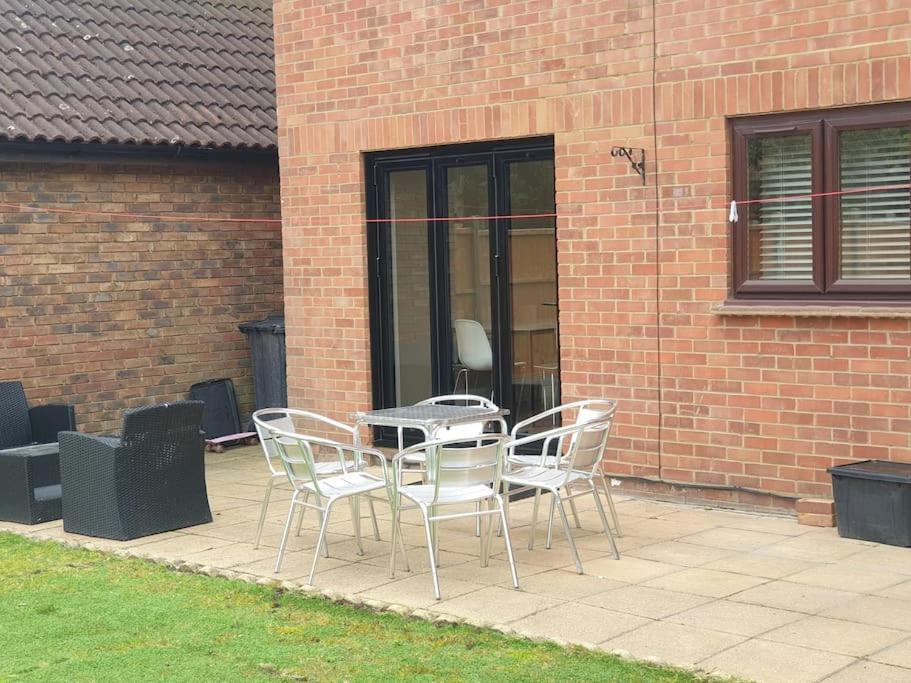 London Luxury 6 Bedroom Family House Sleeps 12 People Parking For 4 Cars Close To Tube. Chigwell Zewnętrze zdjęcie