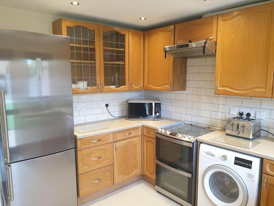 London Luxury 6 Bedroom Family House Sleeps 12 People Parking For 4 Cars Close To Tube. Chigwell Zewnętrze zdjęcie