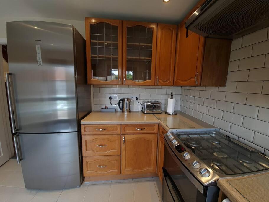 London Luxury 6 Bedroom Family House Sleeps 12 People Parking For 4 Cars Close To Tube. Chigwell Zewnętrze zdjęcie