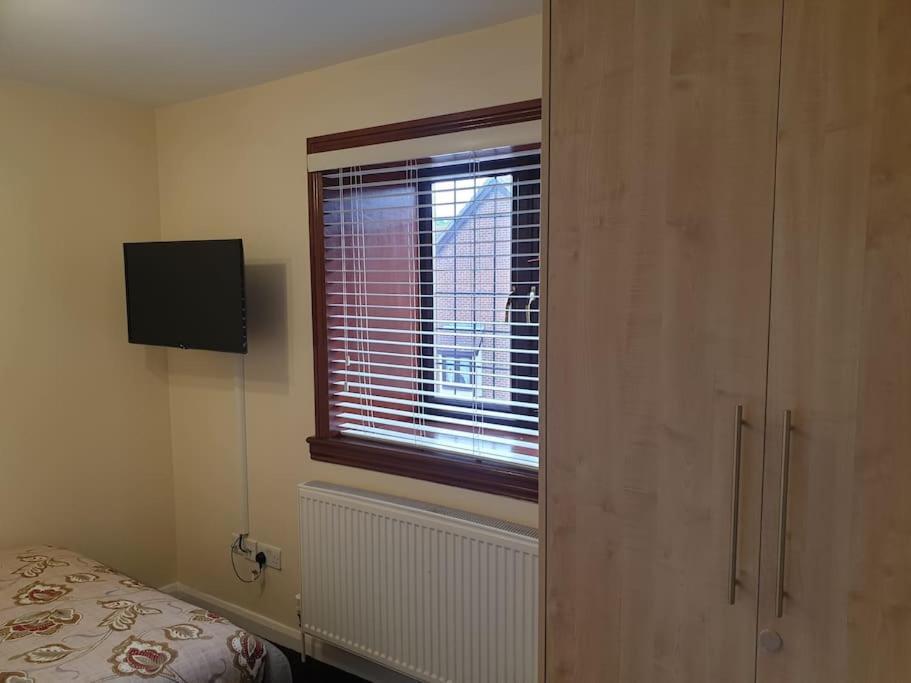 London Luxury 6 Bedroom Family House Sleeps 12 People Parking For 4 Cars Close To Tube. Chigwell Zewnętrze zdjęcie