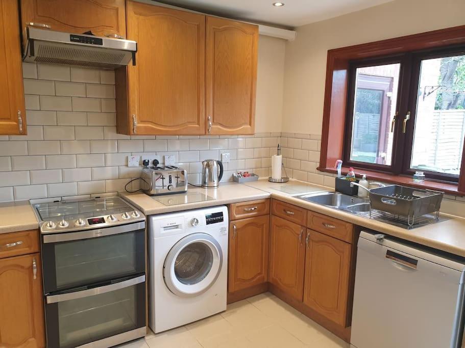 London Luxury 6 Bedroom Family House Sleeps 12 People Parking For 4 Cars Close To Tube. Chigwell Zewnętrze zdjęcie