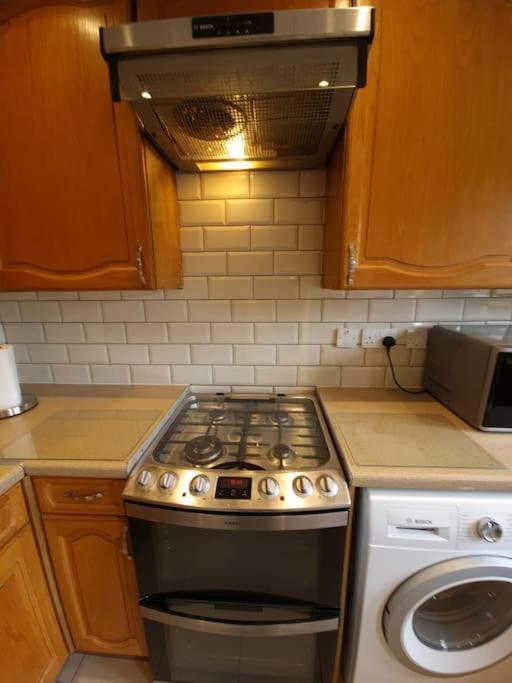 London Luxury 6 Bedroom Family House Sleeps 12 People Parking For 4 Cars Close To Tube. Chigwell Zewnętrze zdjęcie
