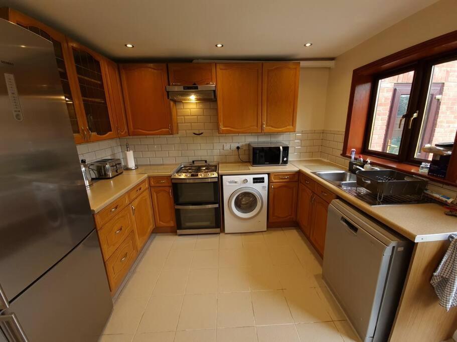 London Luxury 6 Bedroom Family House Sleeps 12 People Parking For 4 Cars Close To Tube. Chigwell Zewnętrze zdjęcie