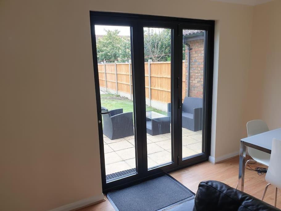 London Luxury 6 Bedroom Family House Sleeps 12 People Parking For 4 Cars Close To Tube. Chigwell Zewnętrze zdjęcie