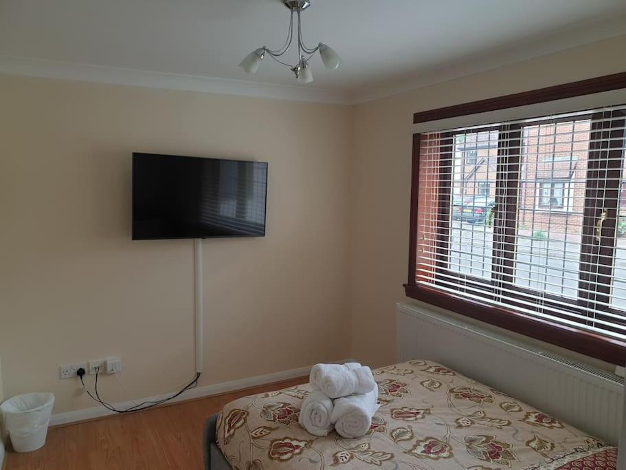 London Luxury 6 Bedroom Family House Sleeps 12 People Parking For 4 Cars Close To Tube. Chigwell Zewnętrze zdjęcie
