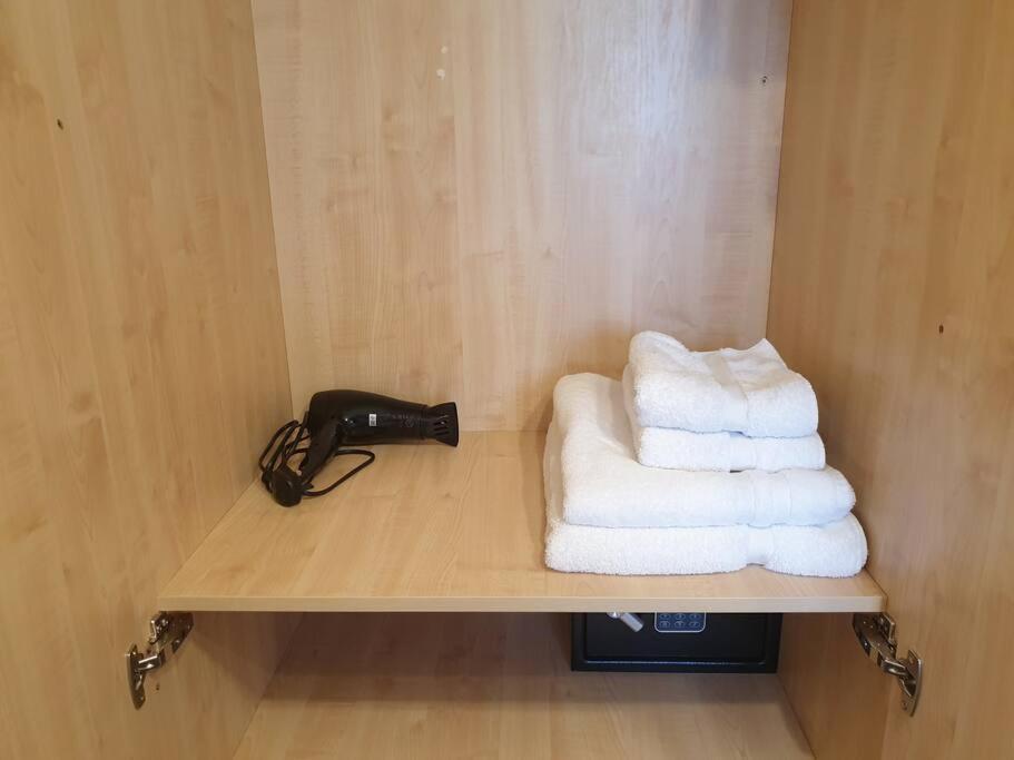 London Luxury 6 Bedroom Family House Sleeps 12 People Parking For 4 Cars Close To Tube. Chigwell Zewnętrze zdjęcie