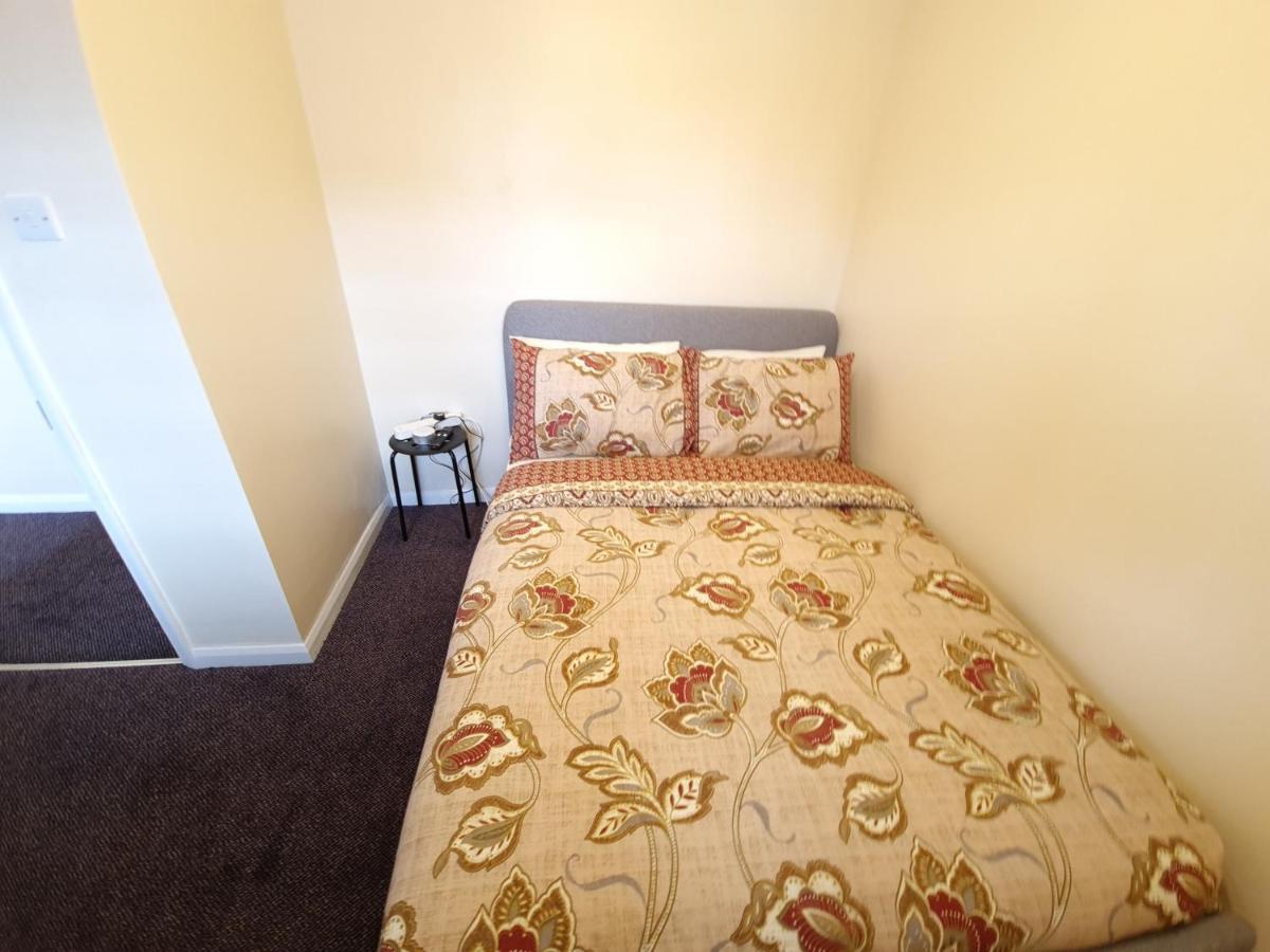 London Luxury 6 Bedroom Family House Sleeps 12 People Parking For 4 Cars Close To Tube. Chigwell Zewnętrze zdjęcie