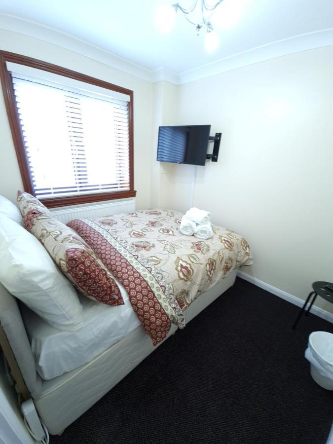 London Luxury 6 Bedroom Family House Sleeps 12 People Parking For 4 Cars Close To Tube. Chigwell Zewnętrze zdjęcie