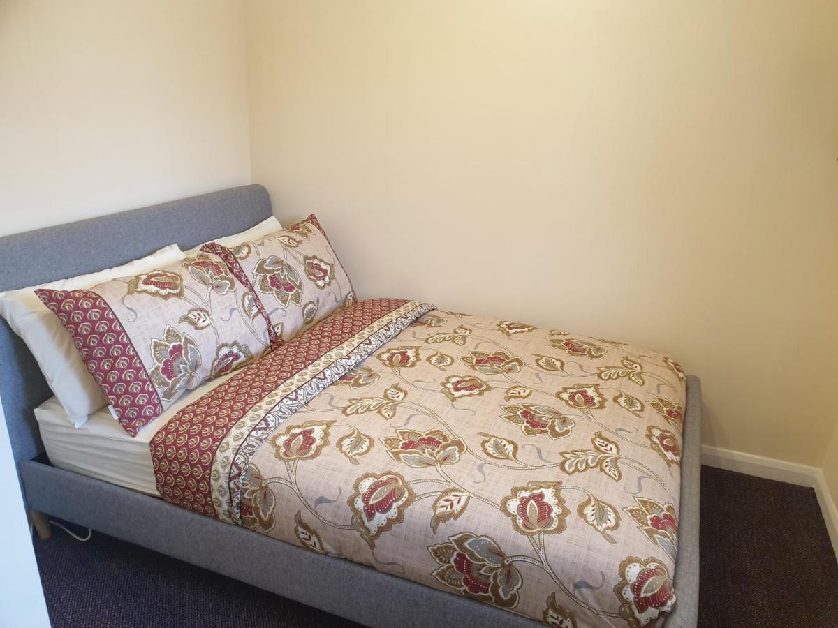 London Luxury 6 Bedroom Family House Sleeps 12 People Parking For 4 Cars Close To Tube. Chigwell Zewnętrze zdjęcie