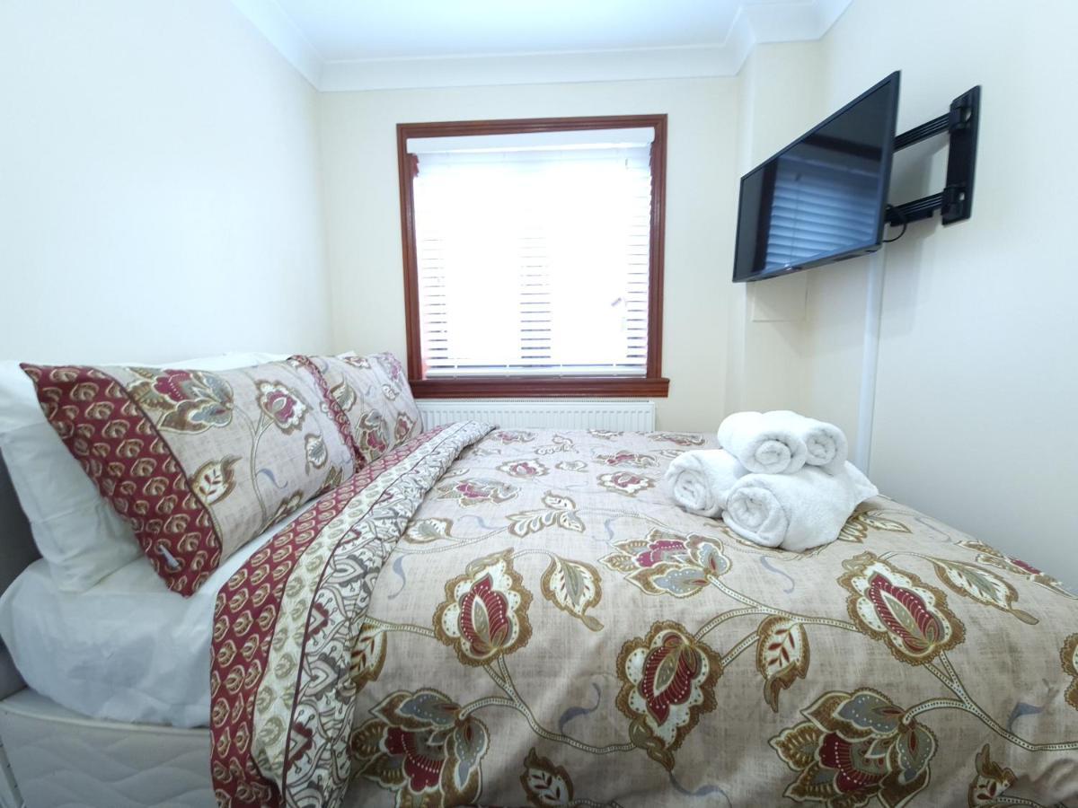London Luxury 6 Bedroom Family House Sleeps 12 People Parking For 4 Cars Close To Tube. Chigwell Zewnętrze zdjęcie
