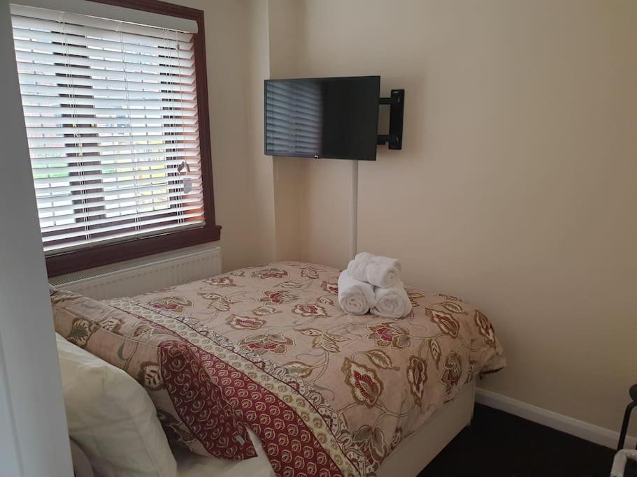 London Luxury 6 Bedroom Family House Sleeps 12 People Parking For 4 Cars Close To Tube. Chigwell Zewnętrze zdjęcie
