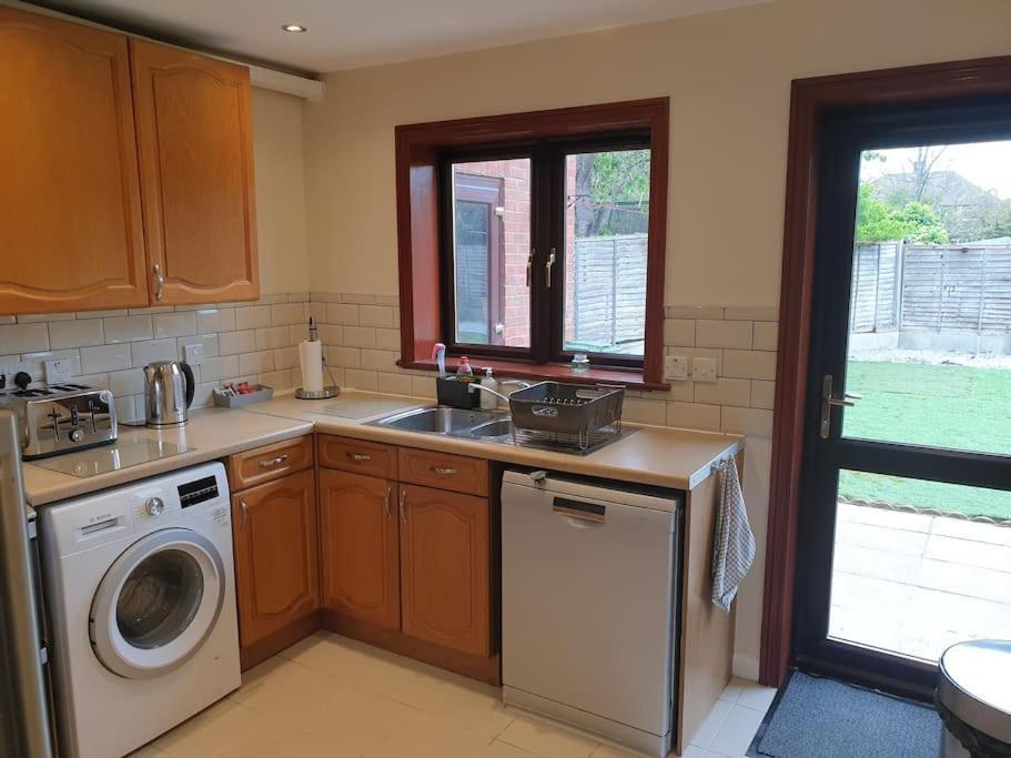 London Luxury 6 Bedroom Family House Sleeps 12 People Parking For 4 Cars Close To Tube. Chigwell Zewnętrze zdjęcie