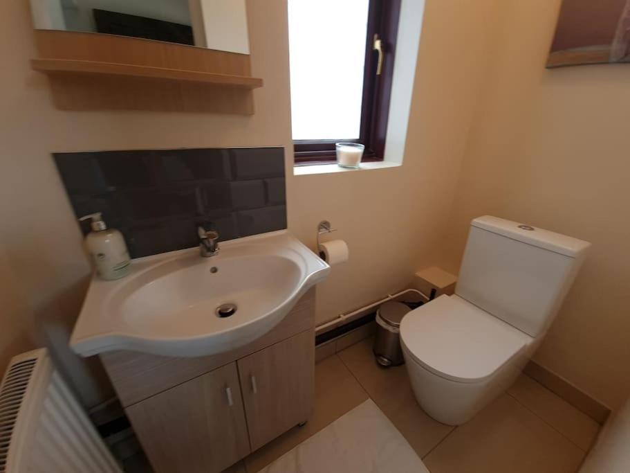 London Luxury 6 Bedroom Family House Sleeps 12 People Parking For 4 Cars Close To Tube. Chigwell Zewnętrze zdjęcie