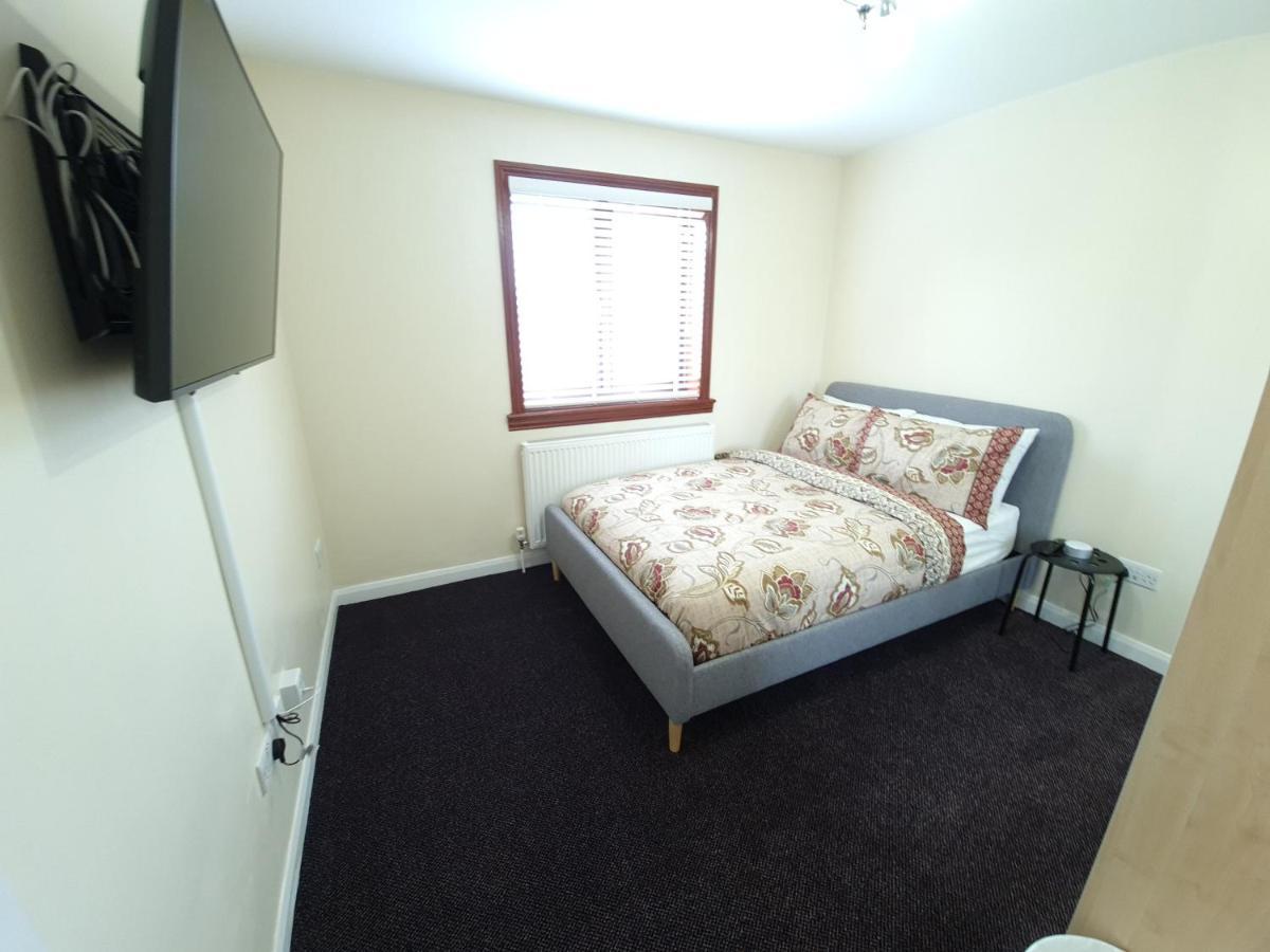 London Luxury 6 Bedroom Family House Sleeps 12 People Parking For 4 Cars Close To Tube. Chigwell Zewnętrze zdjęcie