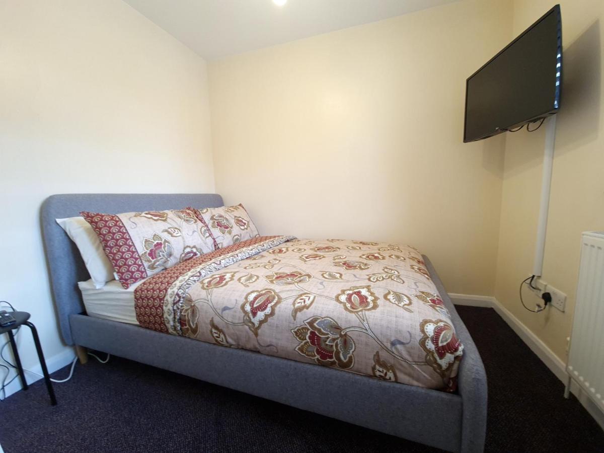 London Luxury 6 Bedroom Family House Sleeps 12 People Parking For 4 Cars Close To Tube. Chigwell Zewnętrze zdjęcie